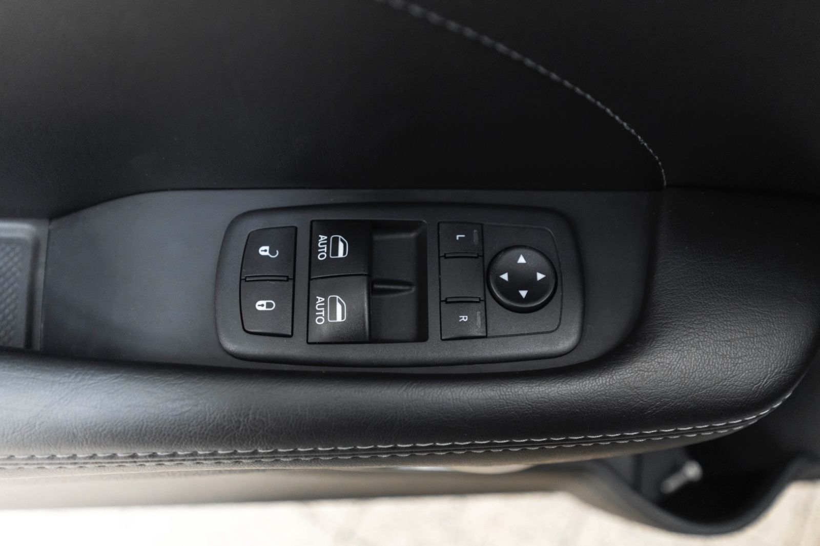 Fahrzeugabbildung Dodge Challenger 3,6L SXT ALPINE KAM CARPLAY M+S