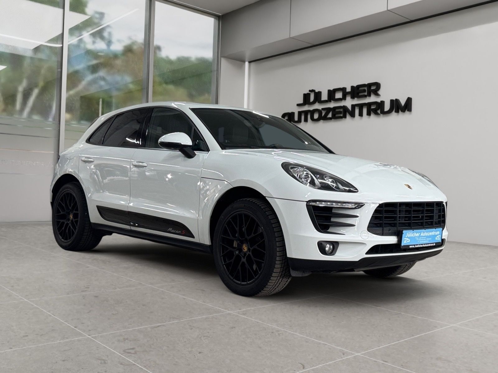 PORSCHE Macan