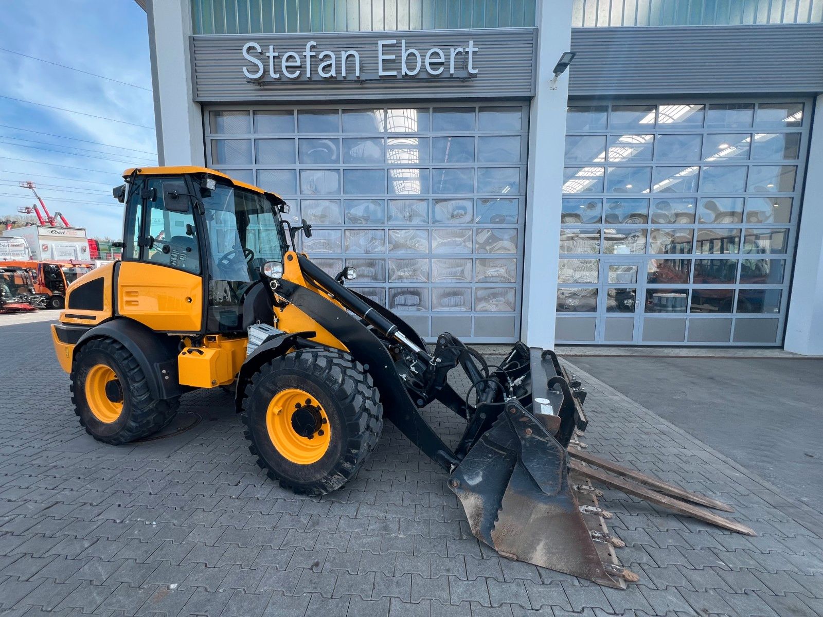 Fahrzeugabbildung JCB 409 SV / nur 2.496h / Klima Klappschaufel Gabel