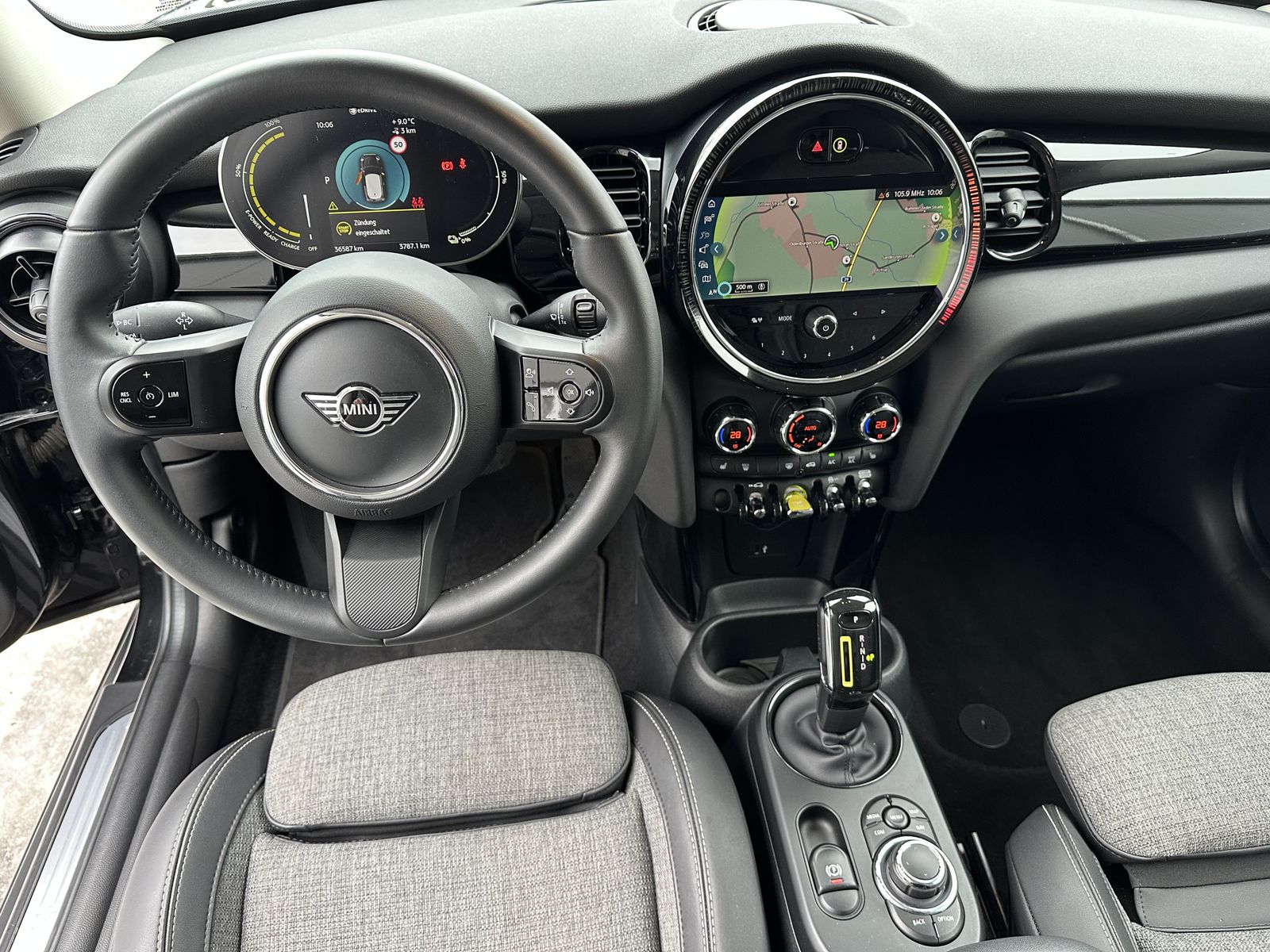 Fahrzeugabbildung MINI Cooper SE Classic Trim NAV+LED+SHZ+DRASSISTANT