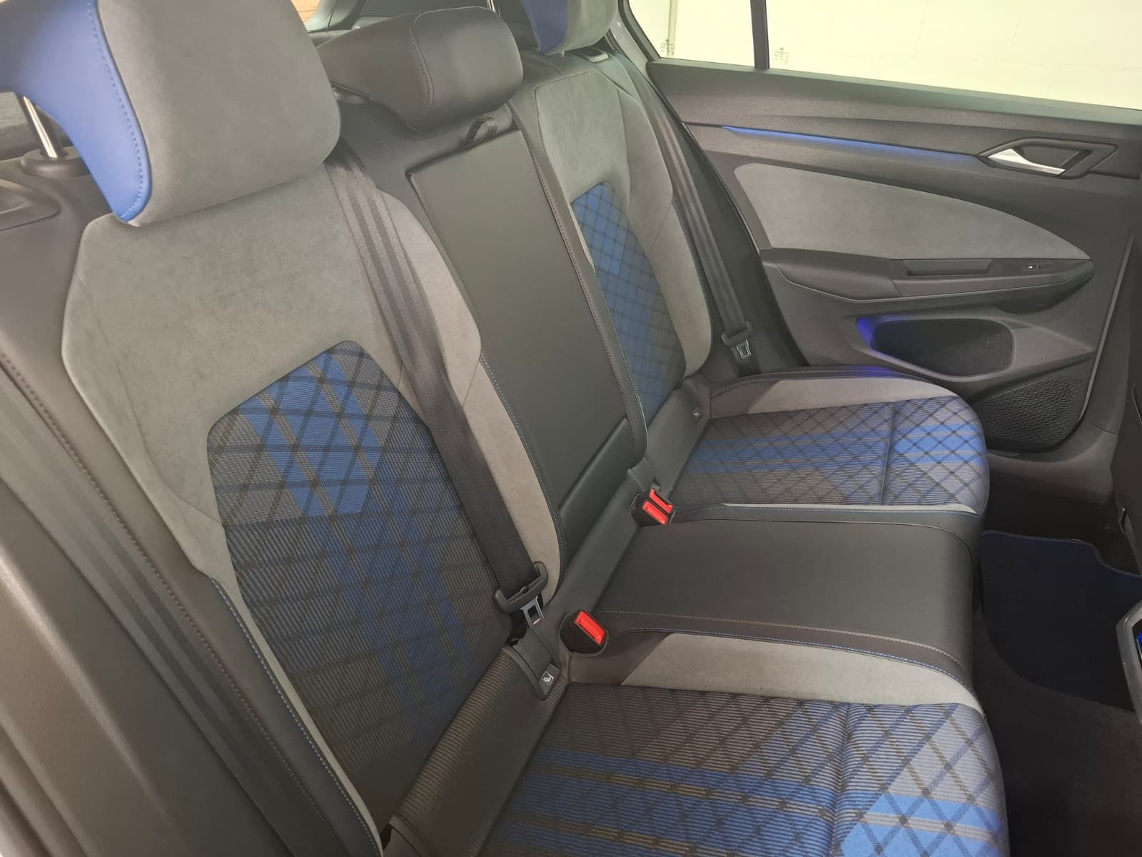 Fahrzeugabbildung Volkswagen Golf VIII Lim. R 2,0 TSI DSG 4M + ACC + IQ.Light