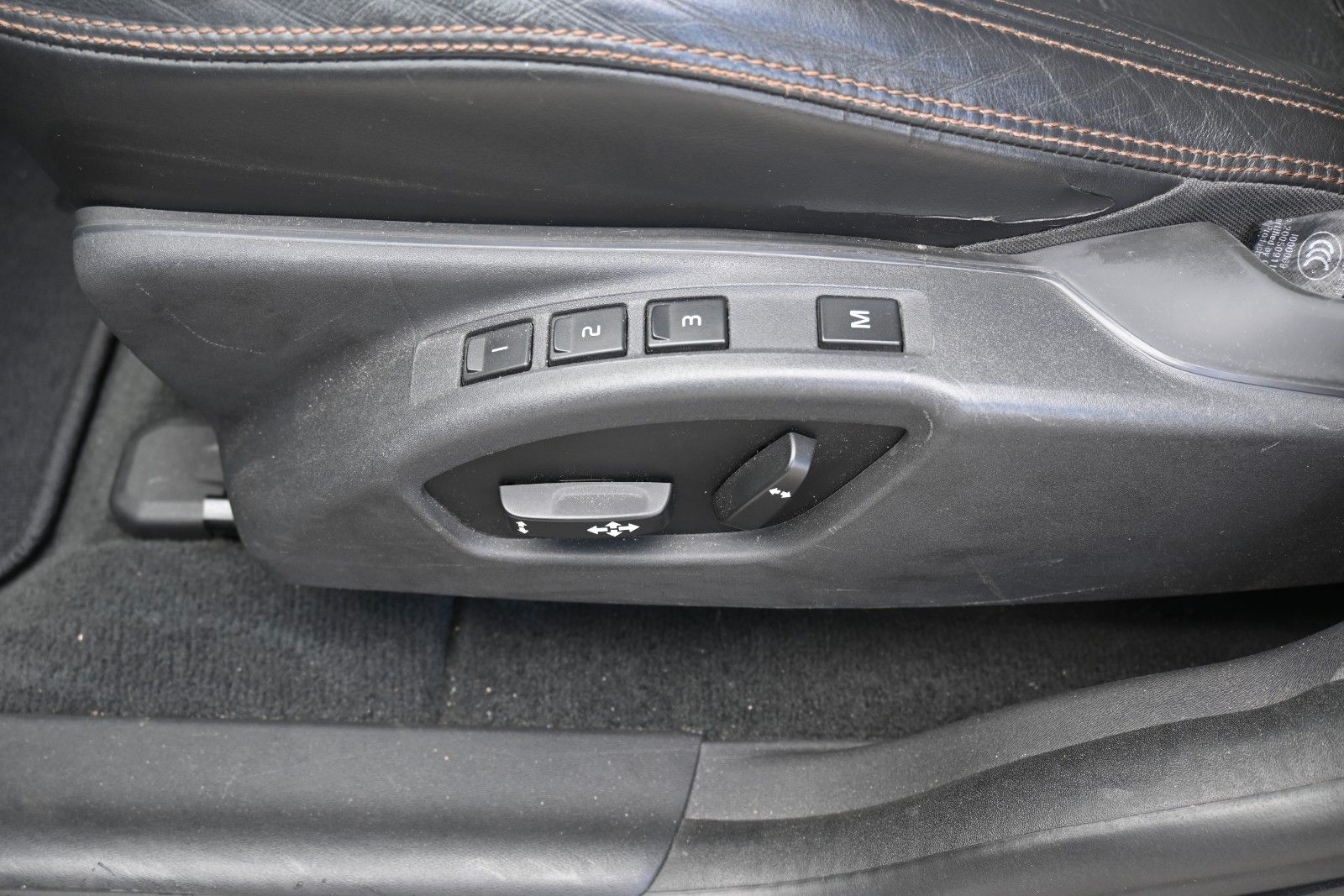 Fahrzeugabbildung Volvo XC60 2.4D Summum Drive*BiXenon*PDC*CD*Servo*USB