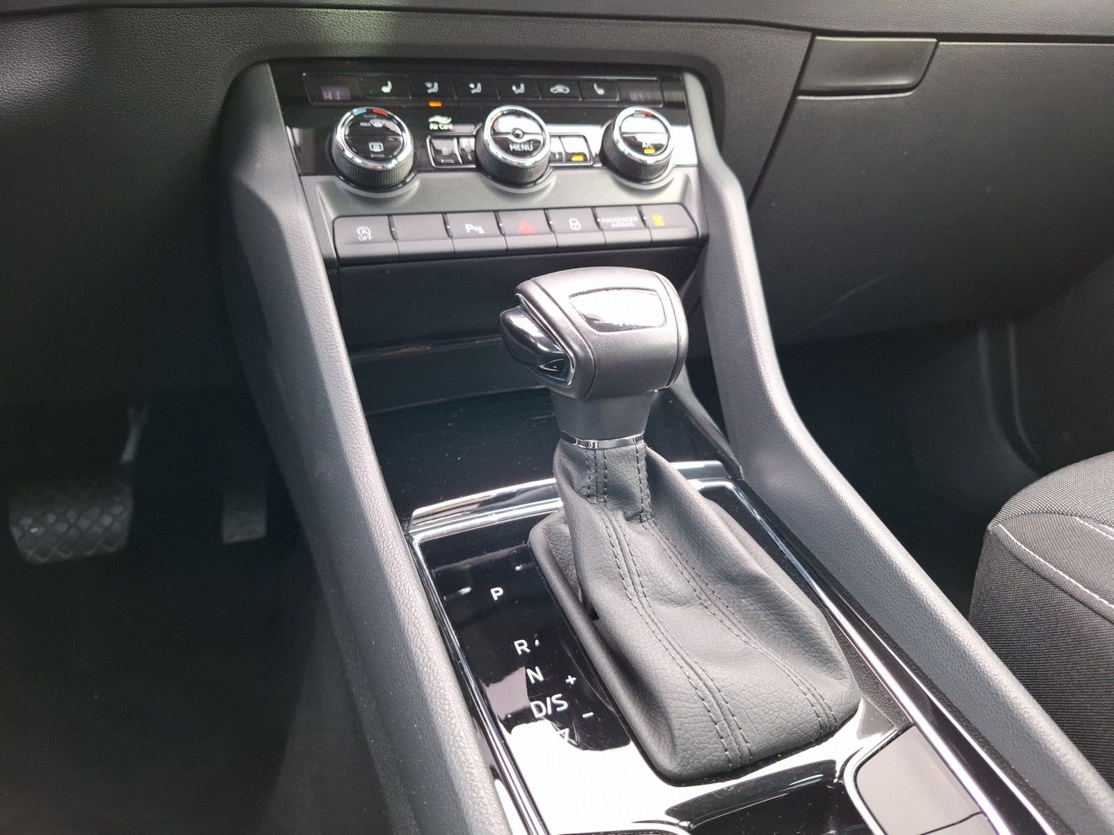 SKODA Karoq 2.0 TDI Drive125 4x4 DSG / AHK / NAVI / ST - Image 14