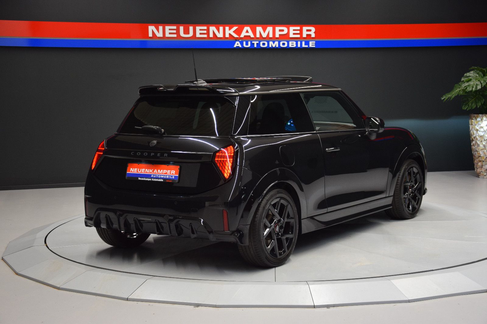 Fahrzeugabbildung MINI Cooper C Pano  ACC DCC 360° Harman Kardon Memory