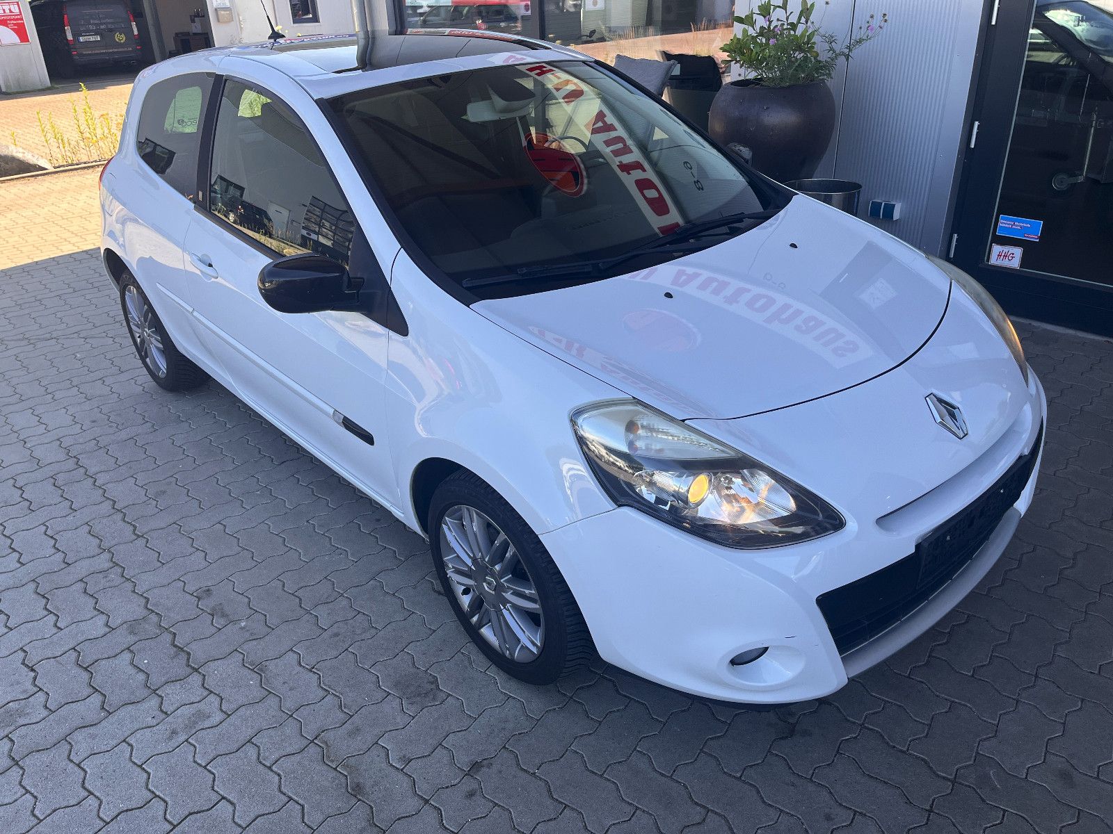 Fahrzeugabbildung Renault Clio III Night and Day Leichter Heckschaden !