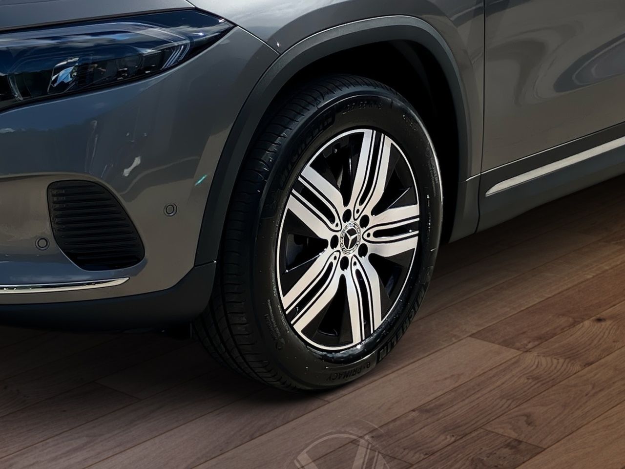 Fahrzeugabbildung Mercedes-Benz EQA 300 4M BONUS+AHK+PANO+STHZ+LHZ+CARPL+TOTWIN+