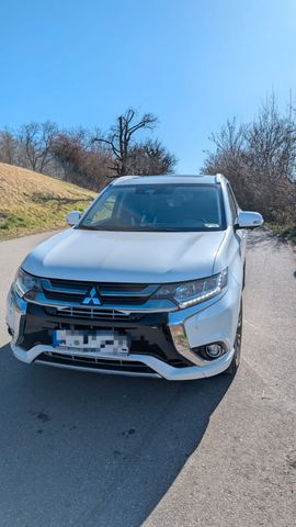 MITSUBISHI Plug-in Hybrid Outlander