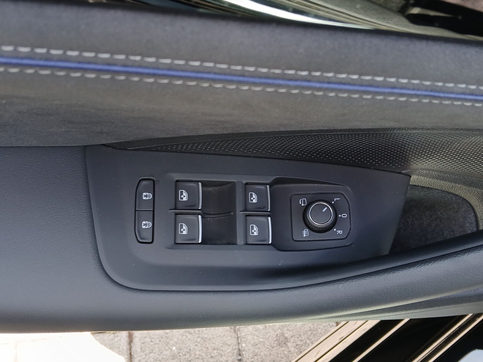 Fahrzeugabbildung Volkswagen Passat TDI R-Line Black Style Matrix AHK Navi AI