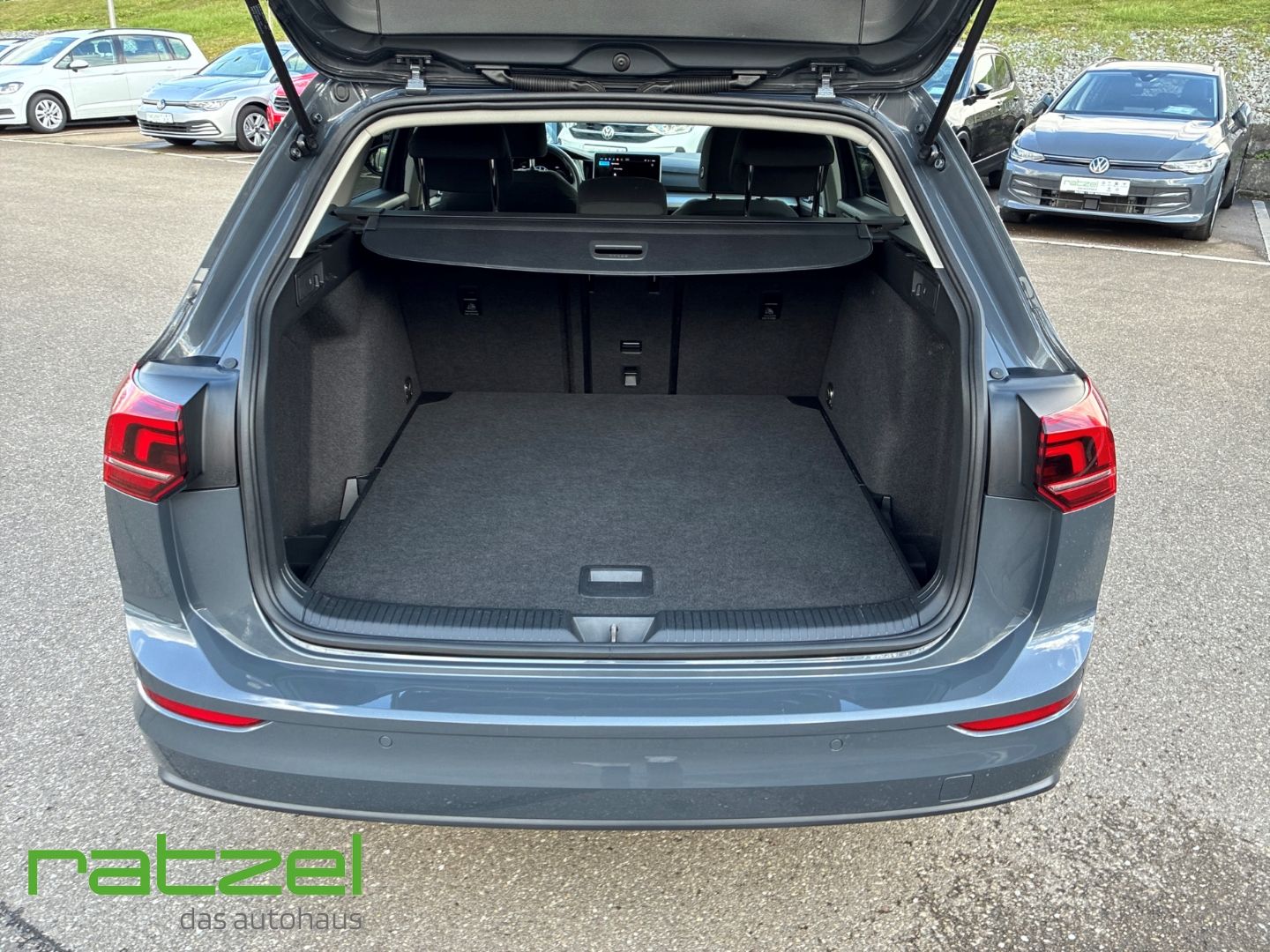 Fahrzeugabbildung Volkswagen Golf Variant Life 1.5 TSI Digitales Cockpit LED