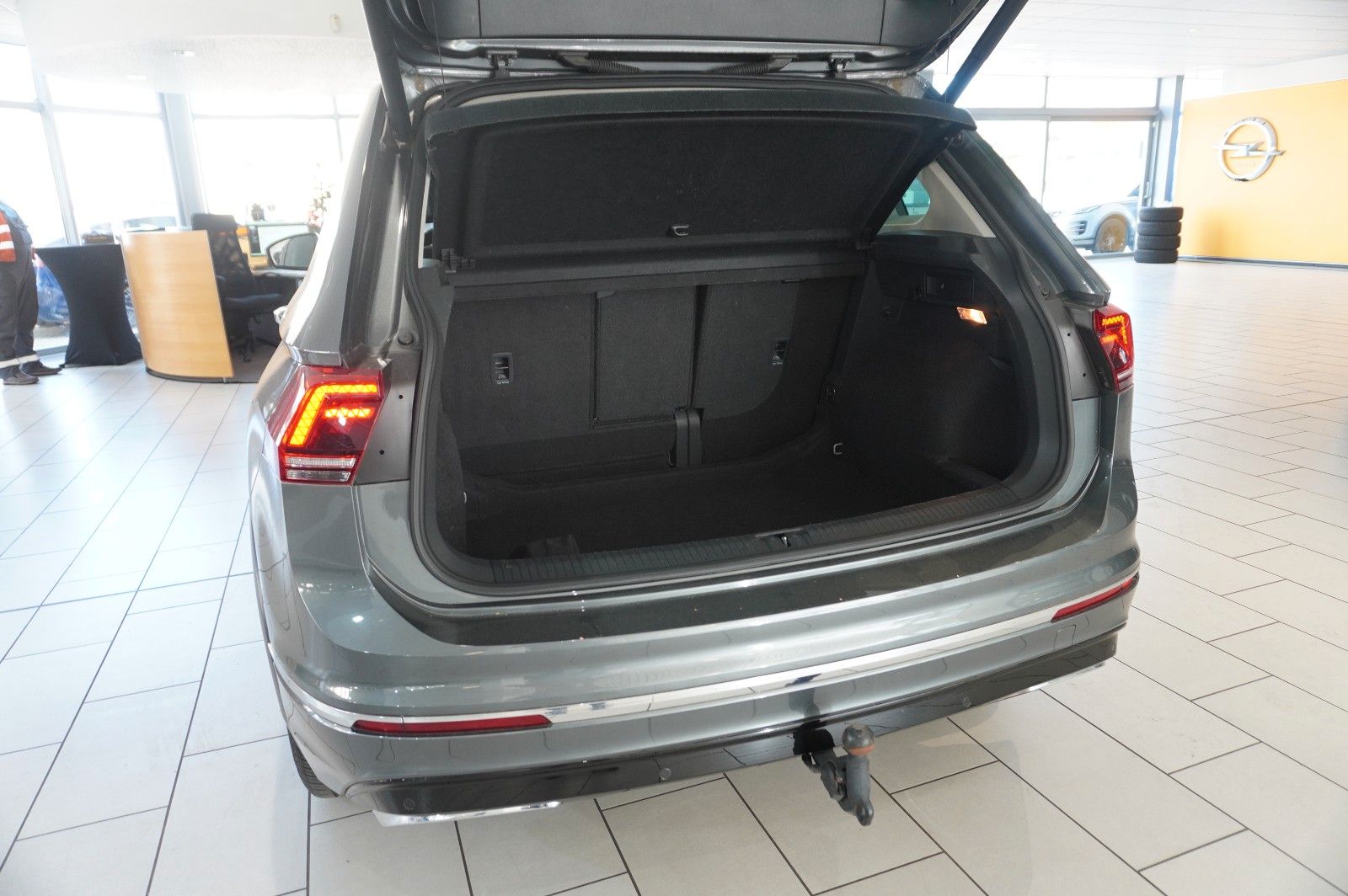 Fahrzeugabbildung Volkswagen Tiguan 2.0 TSI 4MOTION R-LINE NAVI/KAMERA/SH/AHK