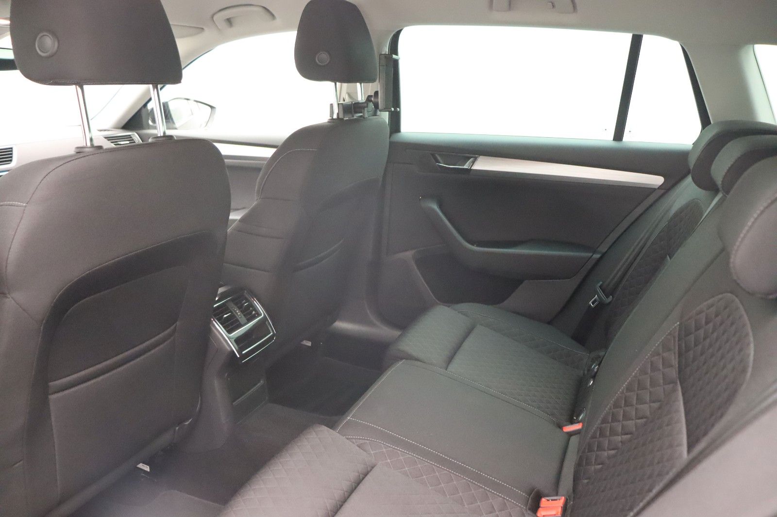 Fahrzeugabbildung SKODA Superb Combi Ambition LED ACC Navi