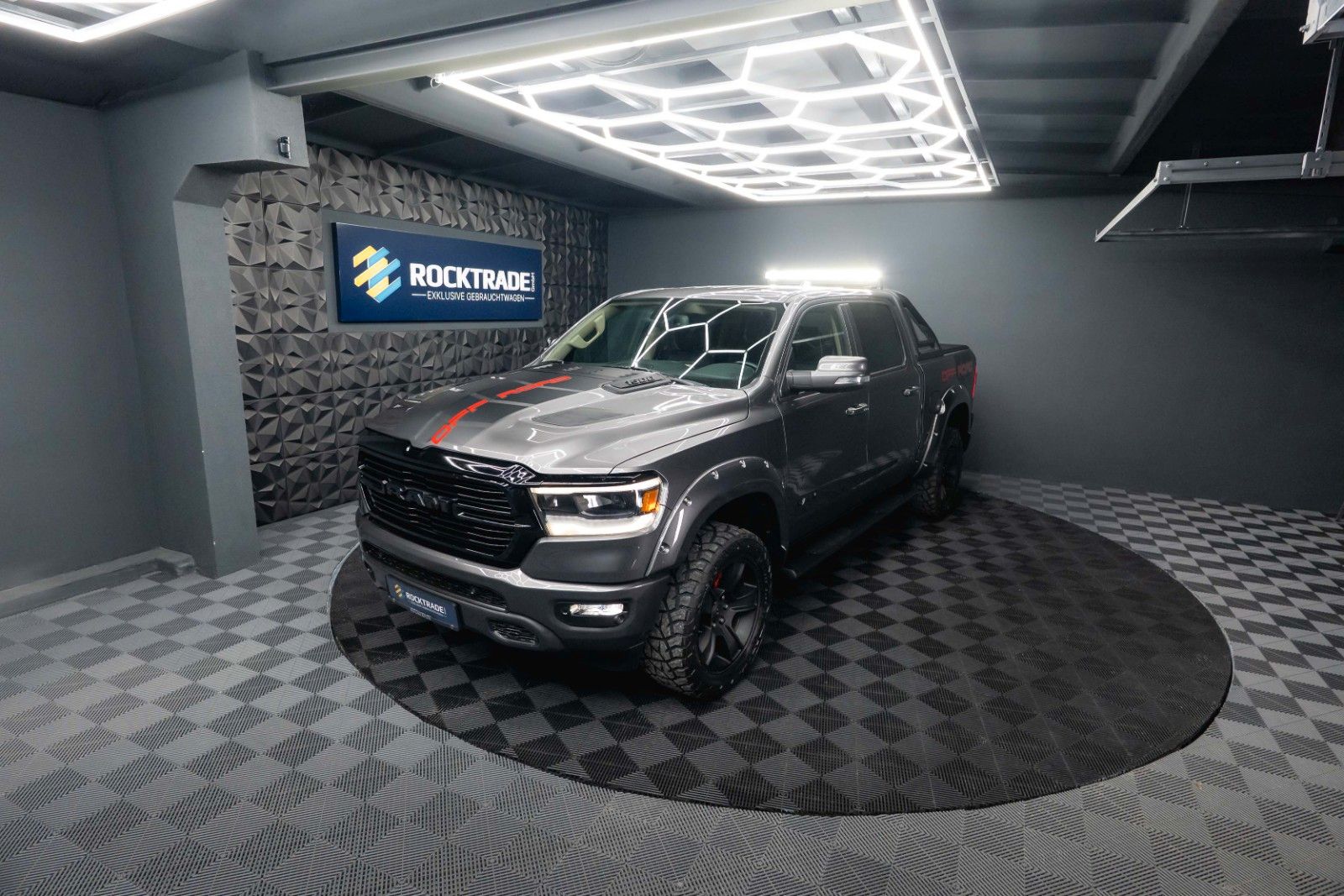 Fahrzeugabbildung Dodge RAM 5.7 V8 HEMI 4x4 OFFROAD NIGHT-Paket LARAMIE