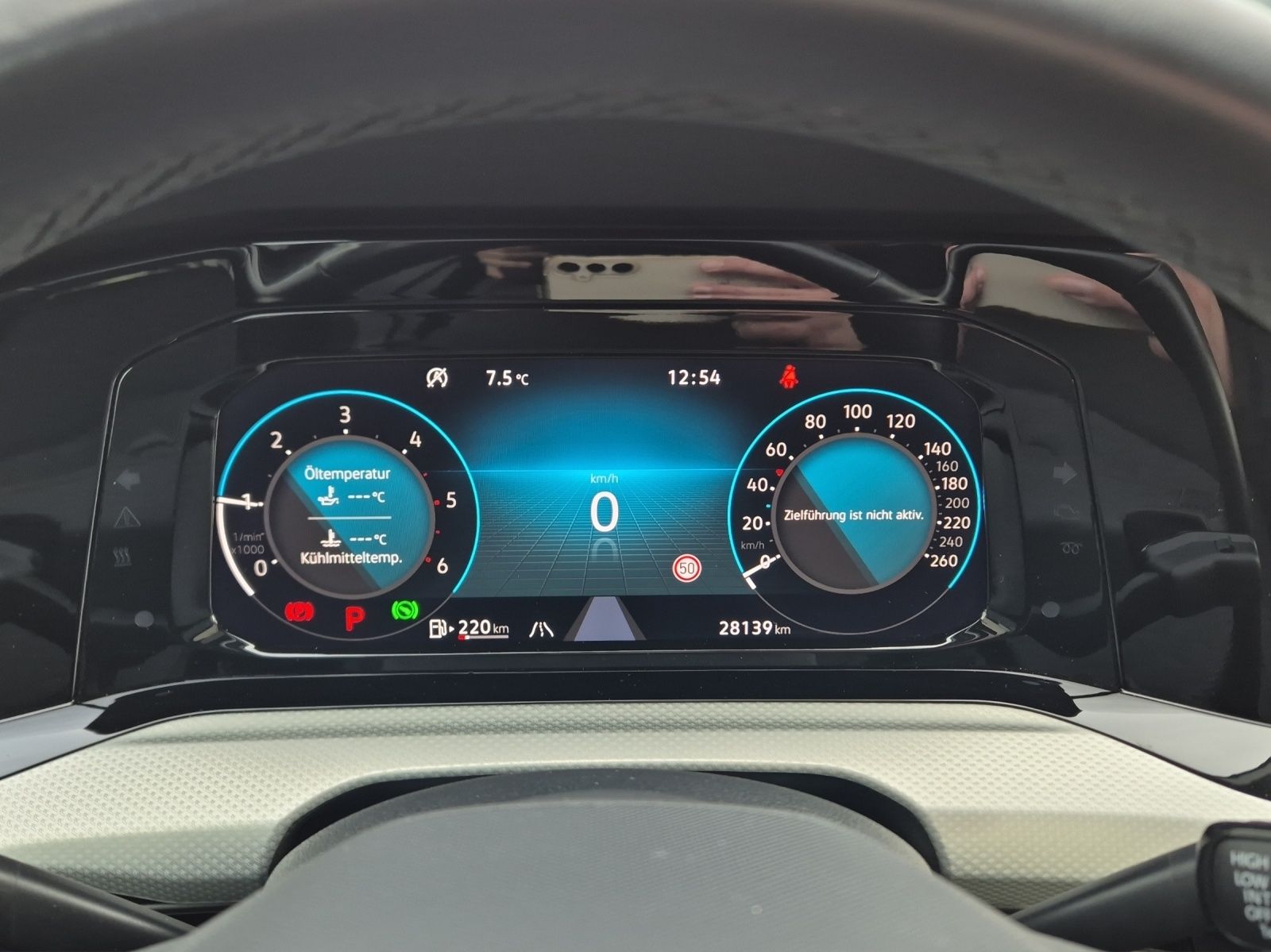 Fahrzeugabbildung Volkswagen Golf VIII MOVE LED ACC AHK PANO HuD AID NAVI