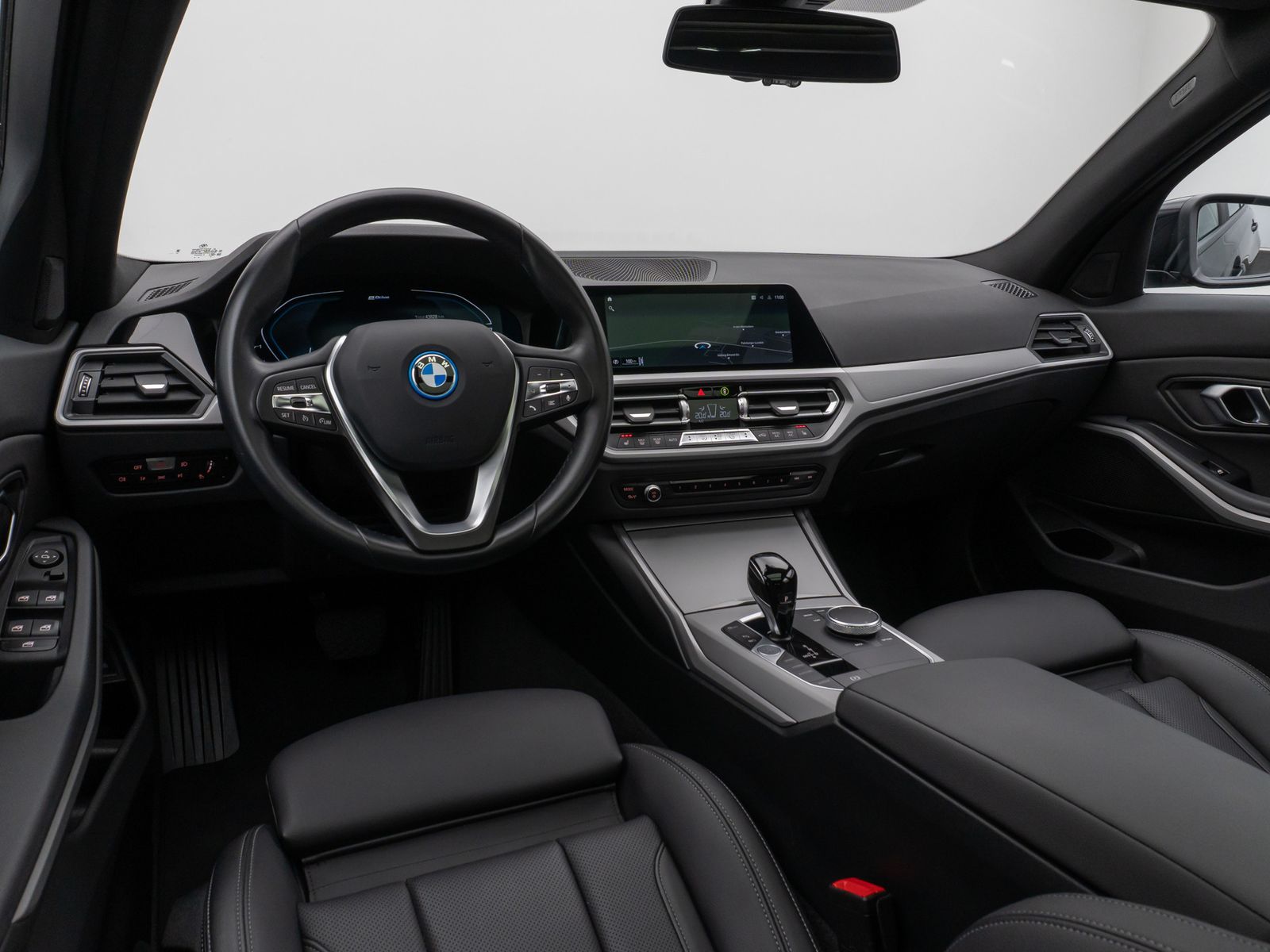 Fahrzeugabbildung BMW 320e xD Panorama Kamera DAB HiFi Alarm Sport LED