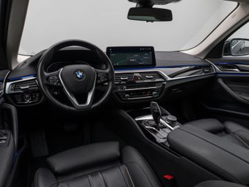Fahrzeugabbildung BMW 530d xDr Tour AHK  Pano ACC HUD Komfortsitz