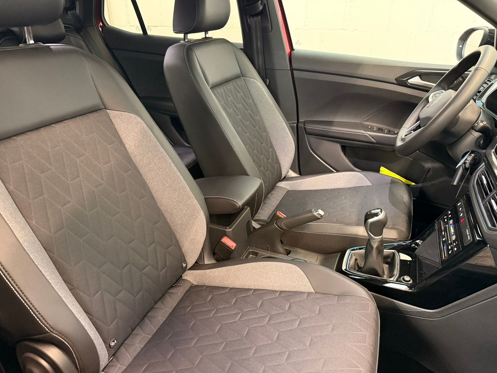 Fahrzeugabbildung Volkswagen T-Cross Goal 1.0 TSI AHK + LED + ACC + Allwetter