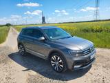 Volkswagen  Tiguan 2.0 TSI DSG 4Motion R-Line Vollausst. - VW Tiguan Gebrauchtwagen in Hannover