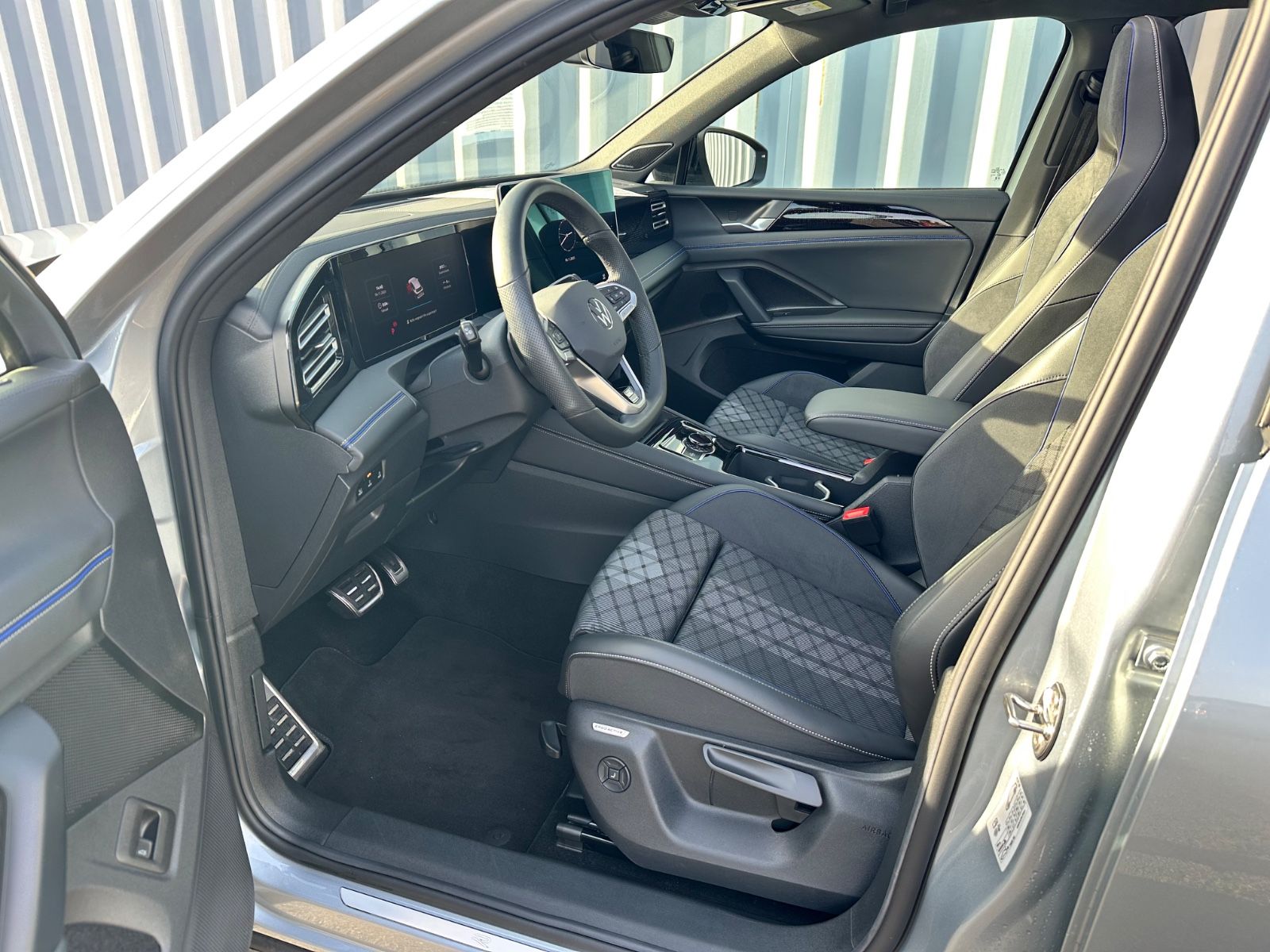 Fahrzeugabbildung Volkswagen Tiguan 1.5 eTSI R-Line*Panorama-Dach*AHK*SHZ*LHZ