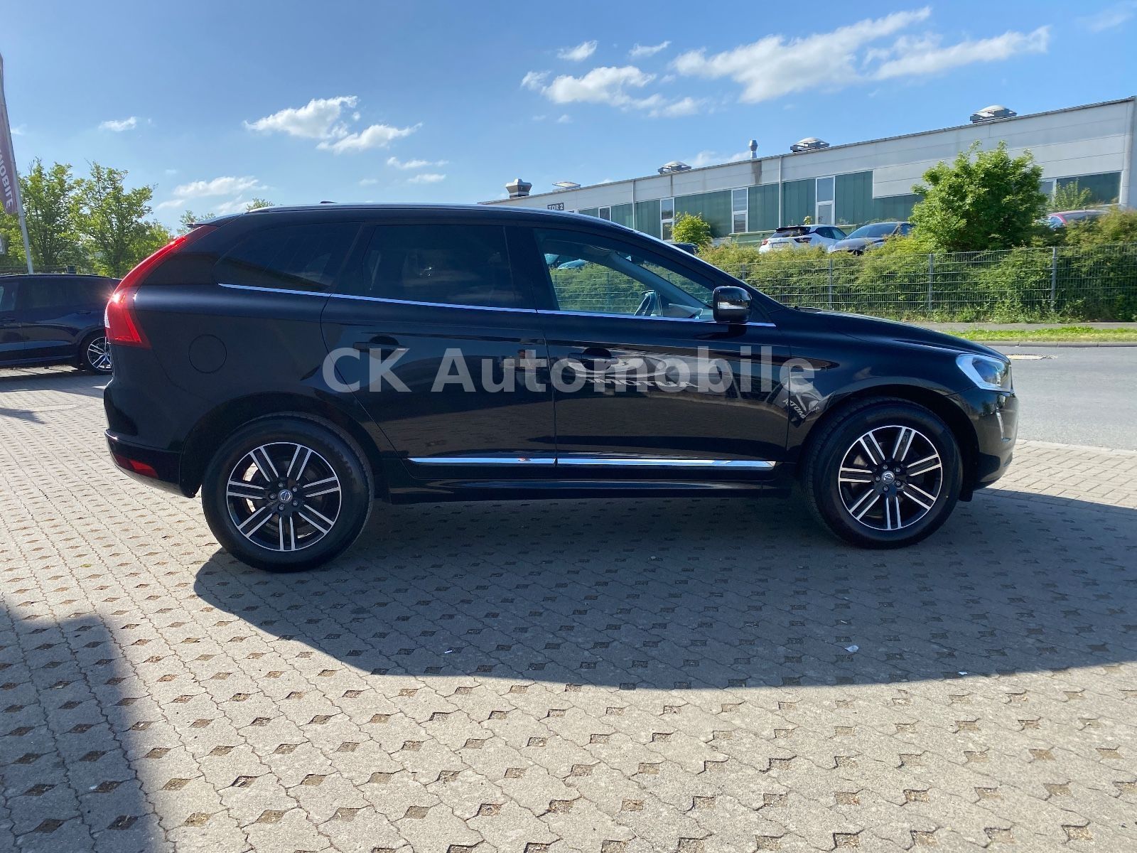 Fahrzeugabbildung Volvo XC60 D3 Summum 2WD/Navi/Leder/Bi-Xenon/PDC/AHK