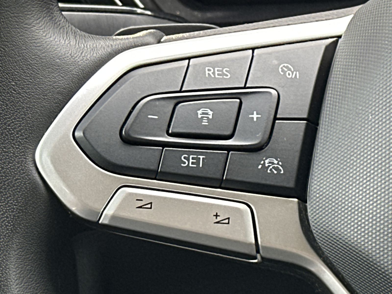 Fahrzeugabbildung Volkswagen Touran Comfortline 2.0 TDI DSG NAV+LED+ACC+AHK