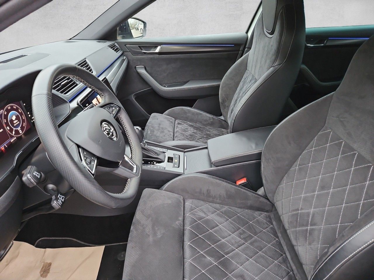 Fahrzeugabbildung SKODA Superb Sportline iV AHK NAVI Standheizung