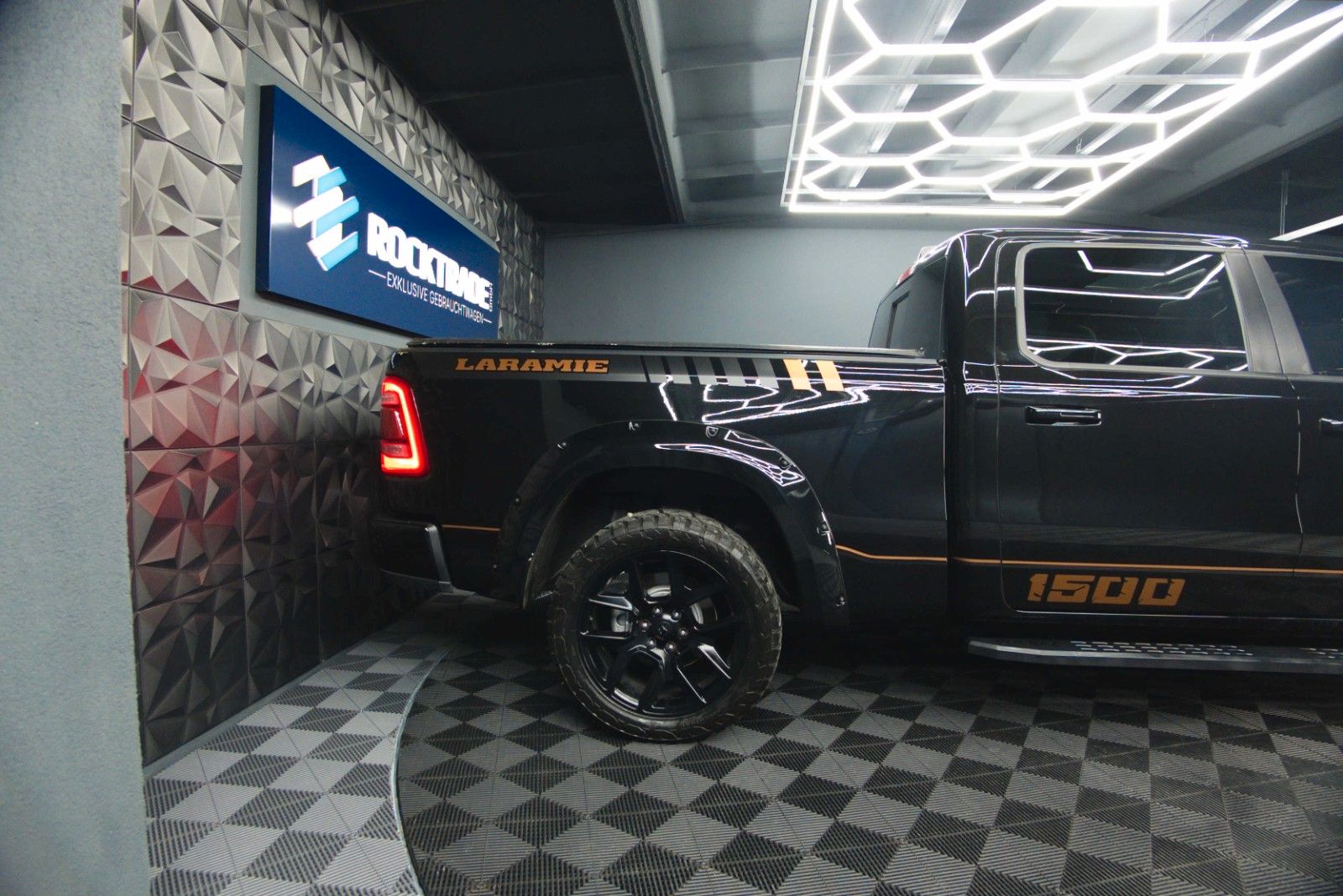 Fahrzeugabbildung Dodge RAM 5.7 V8 HEMI 4x4 Night LARAMIE LONGBED 19%