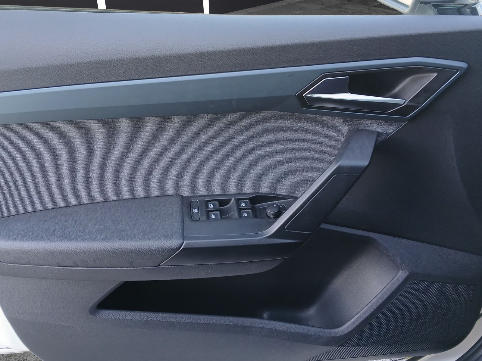 Fahrzeugabbildung SEAT Arona TSI Xperience DSG LED AHK ACC RFK SH 18"