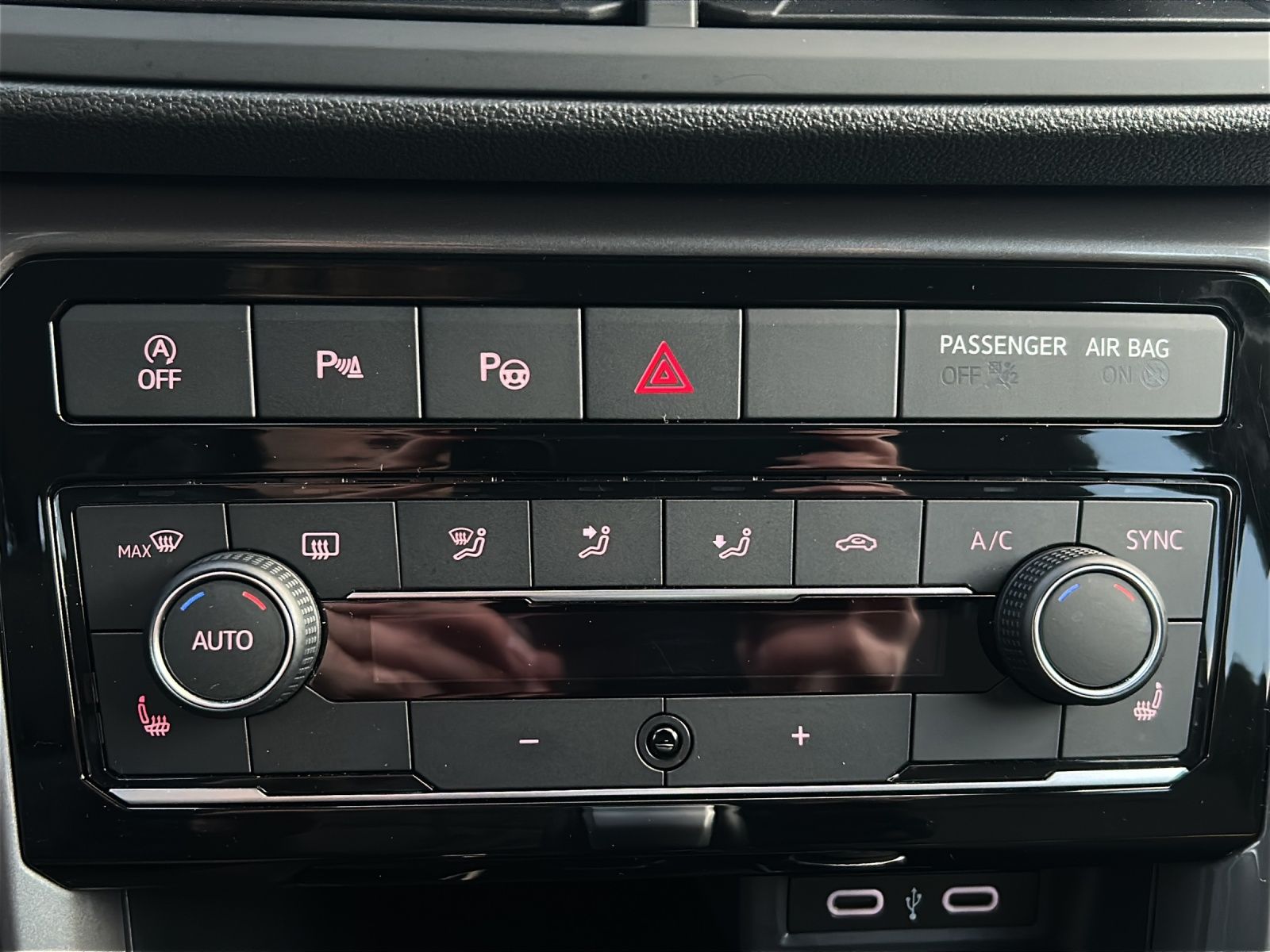 Fahrzeugabbildung Volkswagen T-Cross TSI Style DSG LED AID ACC Park-Assist SH