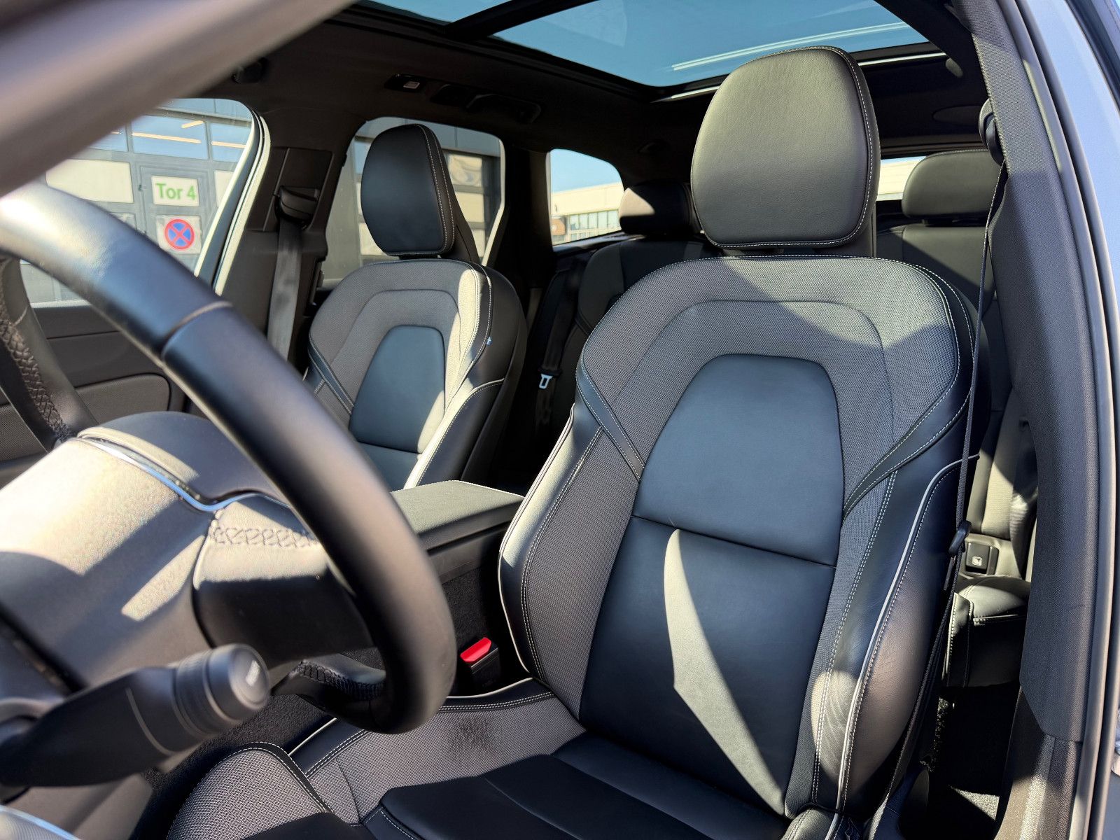 Fahrzeugabbildung Volvo XC60 B4 B Plus Dark*H&K*360°*PANO*AHK*STHZG*