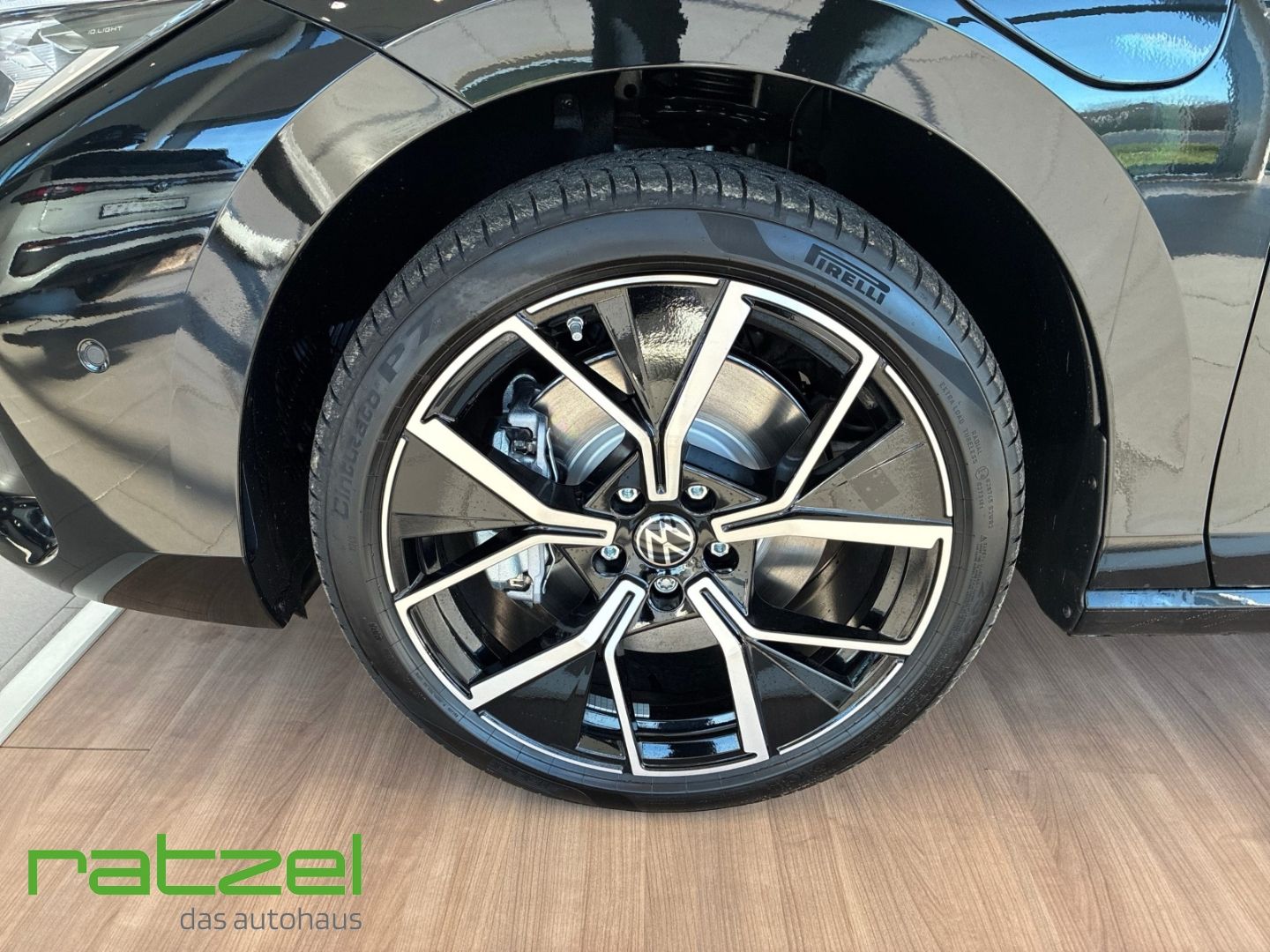 Fahrzeugabbildung Volkswagen Passat ELEGANCE eHybrid PANO+NAVI+LED+8-fach