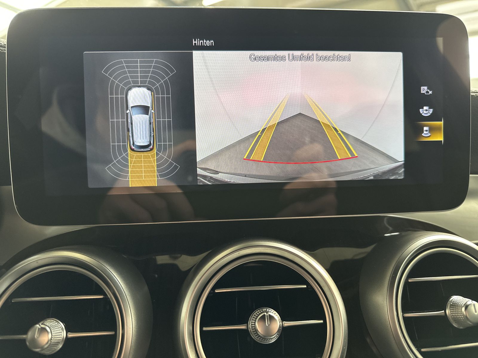 Fahrzeugabbildung Mercedes-Benz GLC 300e 4MATIC AMG Line NAV+HUD+LED+ACC+19ZO+PP