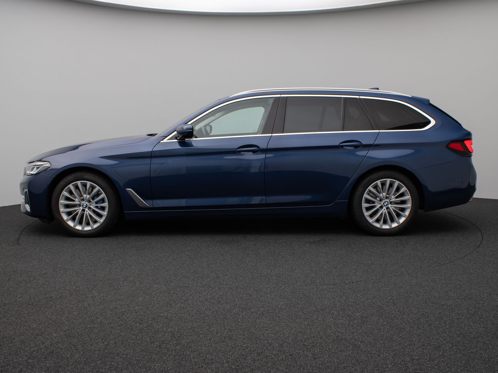 Fahrzeugabbildung BMW 530d Luxury Line Panorama Kamera HUD DAB Sport