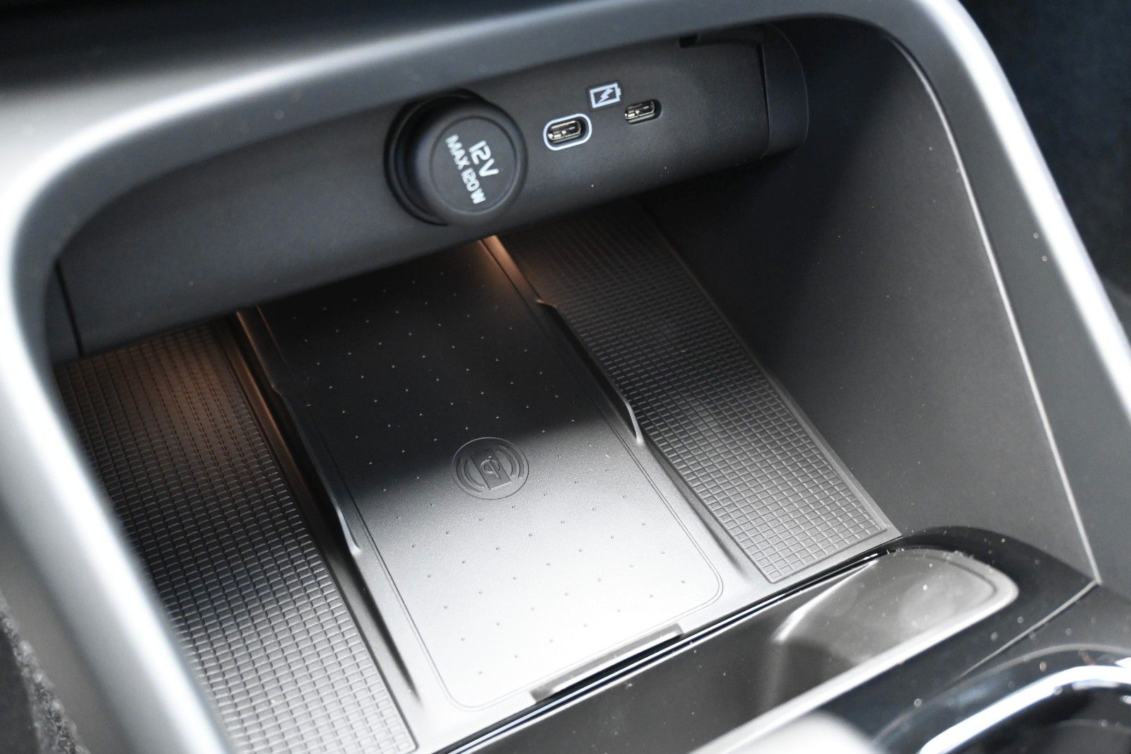 Fahrzeugabbildung Volvo XC40 B3 DKG Ultra Dark*FSHZG*PANO*360°*ACC