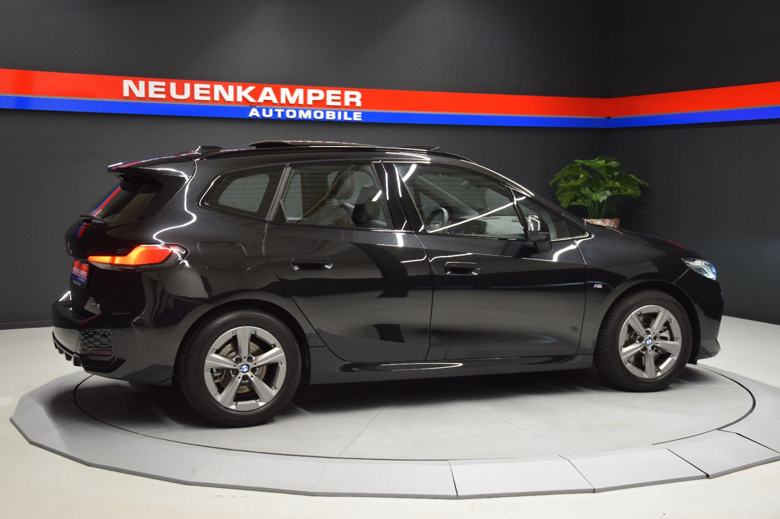 Fahrzeugabbildung BMW 223i Active Tourer xDrive M Sport HuD Pano h/k