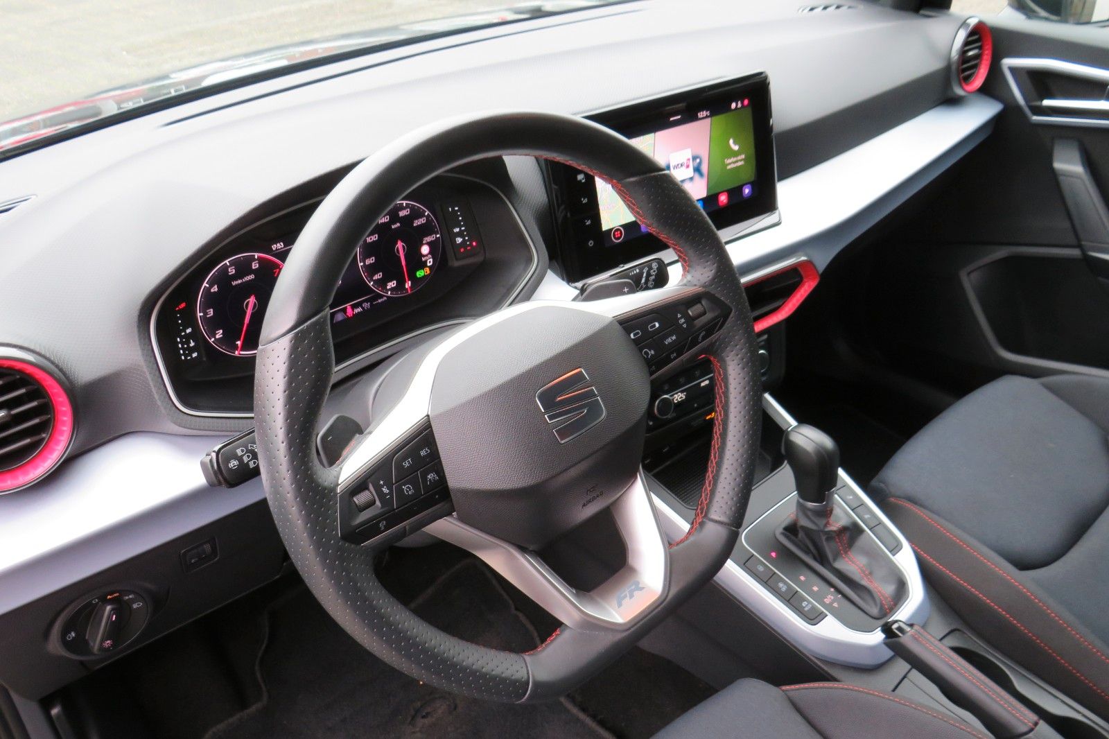 Fahrzeugabbildung SEAT Arona FR DSG NAVI SITZH. KAMERA ACC ASSISTENT-PA