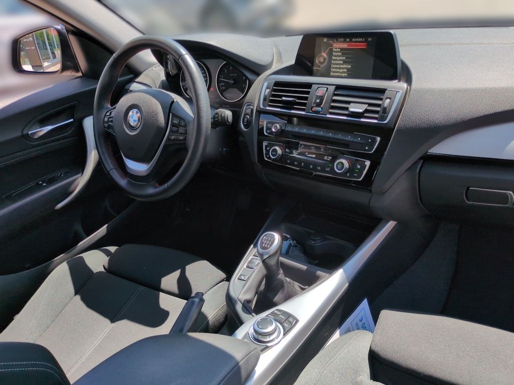 Fahrzeugabbildung BMW 220i Coupe Sport Line (8-fach)