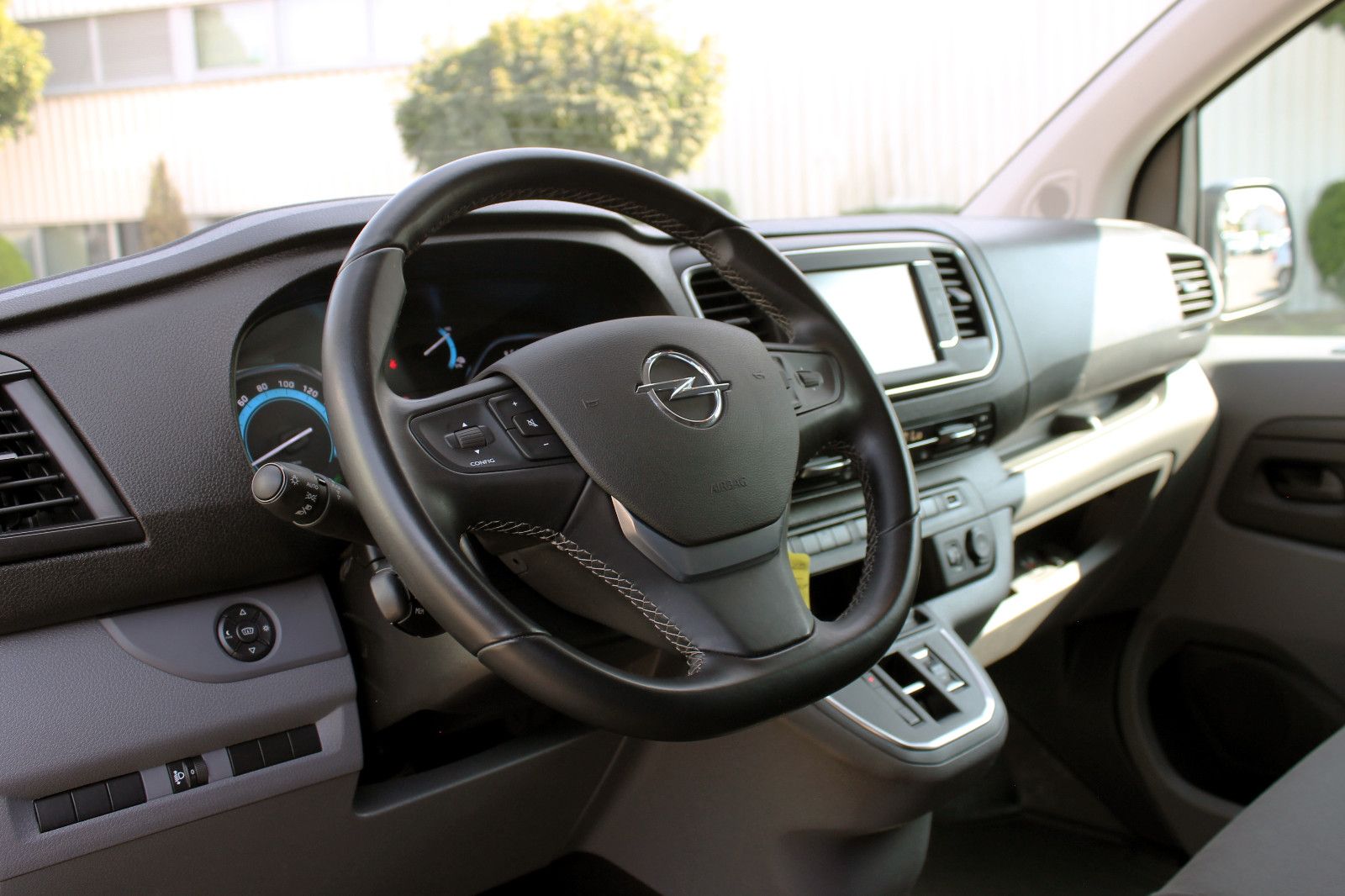 Fahrzeugabbildung Opel Vivaro-e Kasten M 75kWh Elegance 360° PDC TEMP