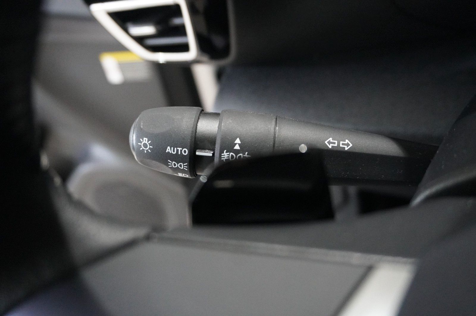 Fahrzeugabbildung Citroën C4 Lim. 1.2T PLUS NAVI/LED/KAMERA/SPORT /VIR/DAB