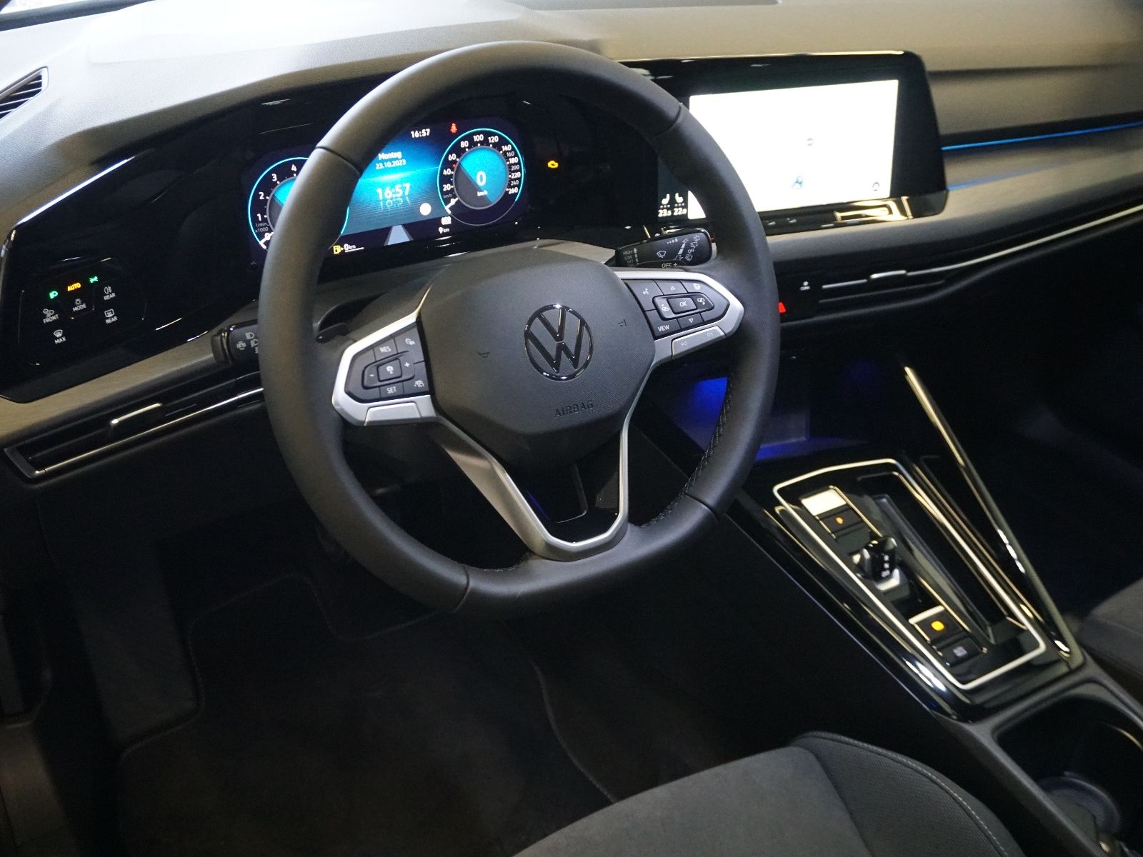 Fahrzeugabbildung Volkswagen Golf VIII Variant Style 1.5 eTSI DSG *AHK, LED,