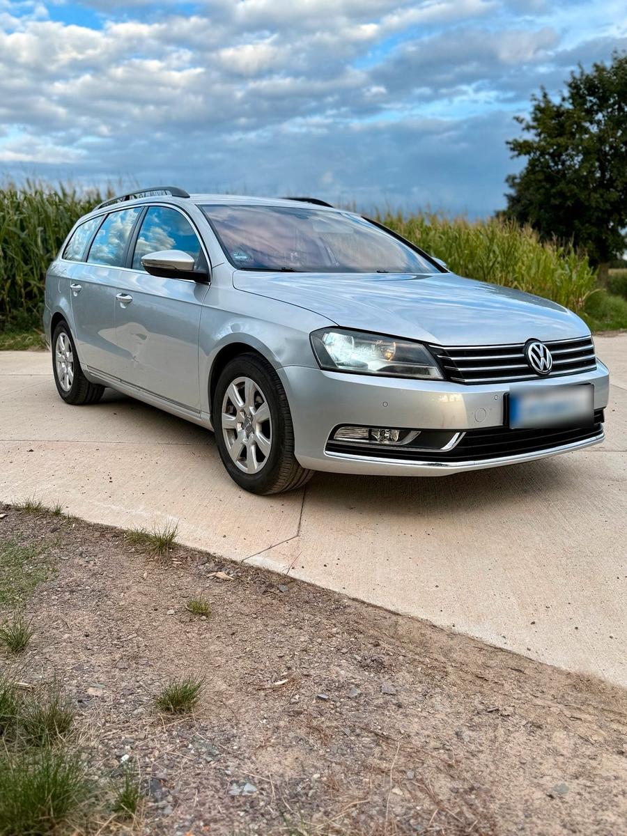 Volkswagen Passat 2011 — rear view