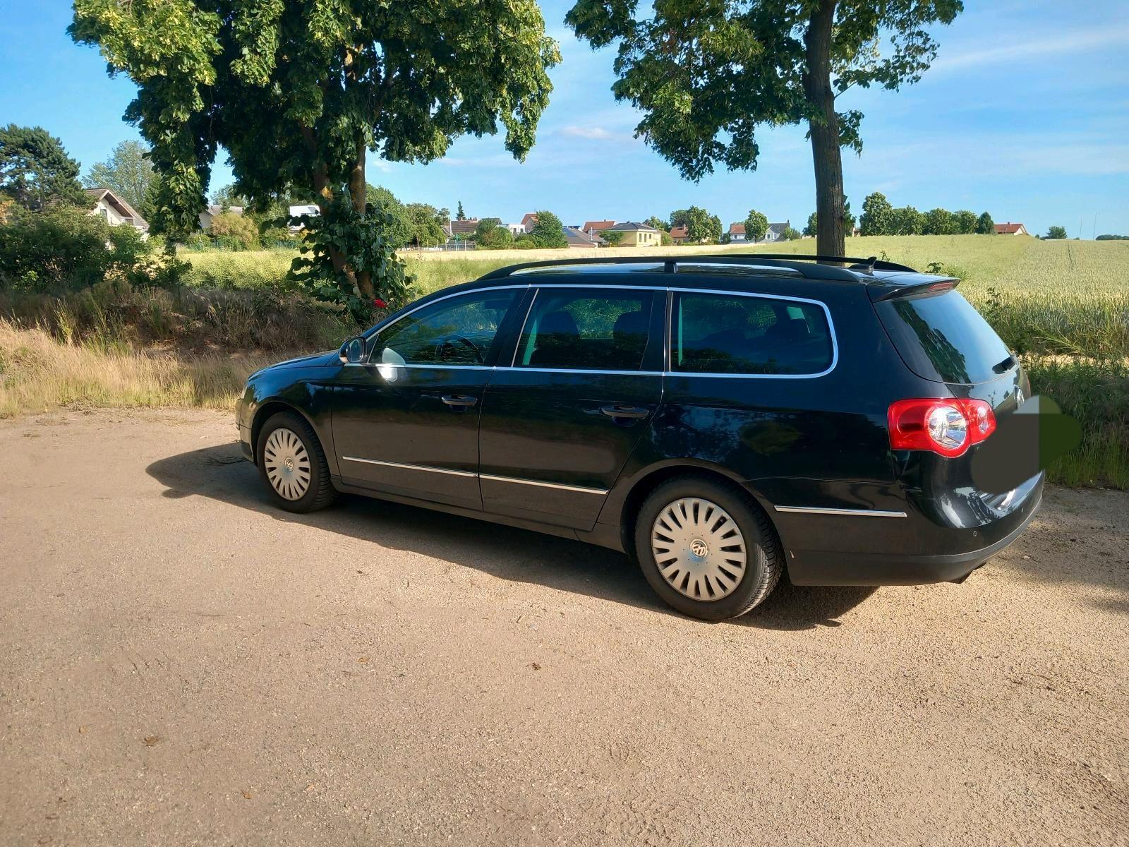 Volkswagen Passat 2010 — rear view