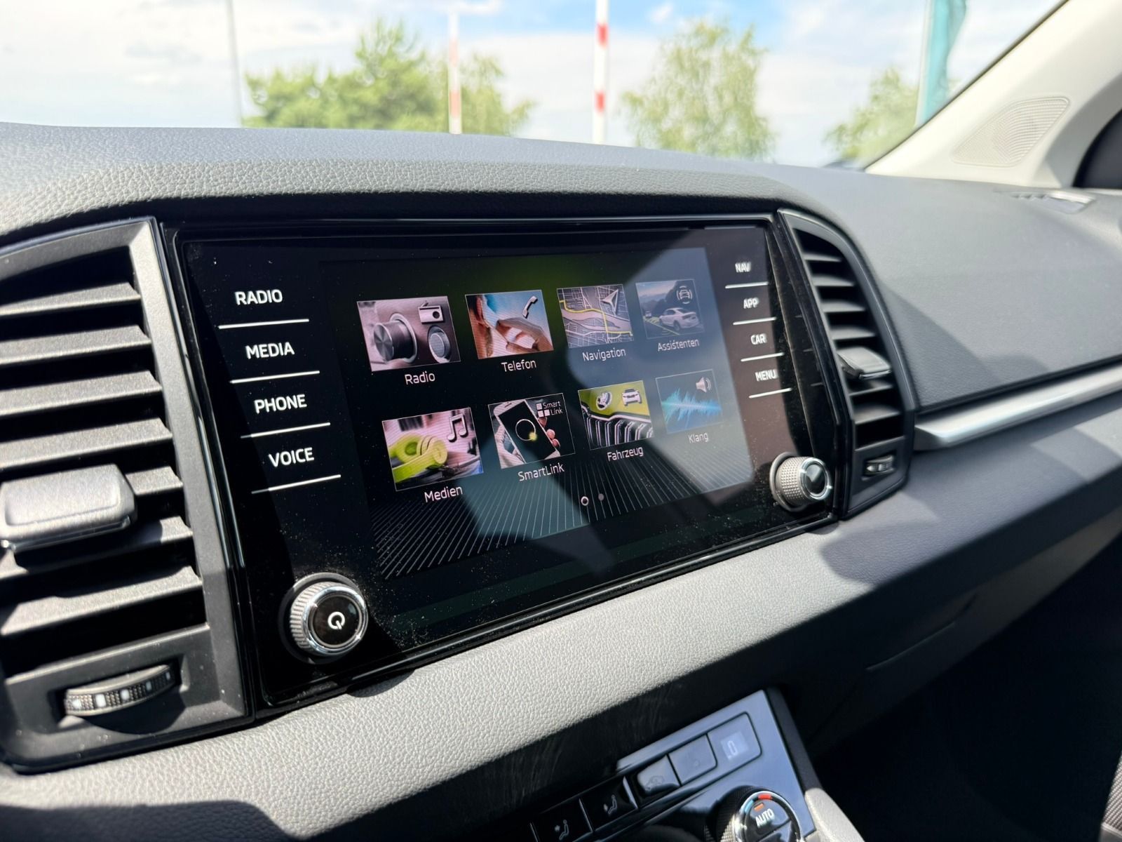 Fahrzeugabbildung SKODA Karoq Tour 115PS 6-Gang*AHK*RFK*eHeck