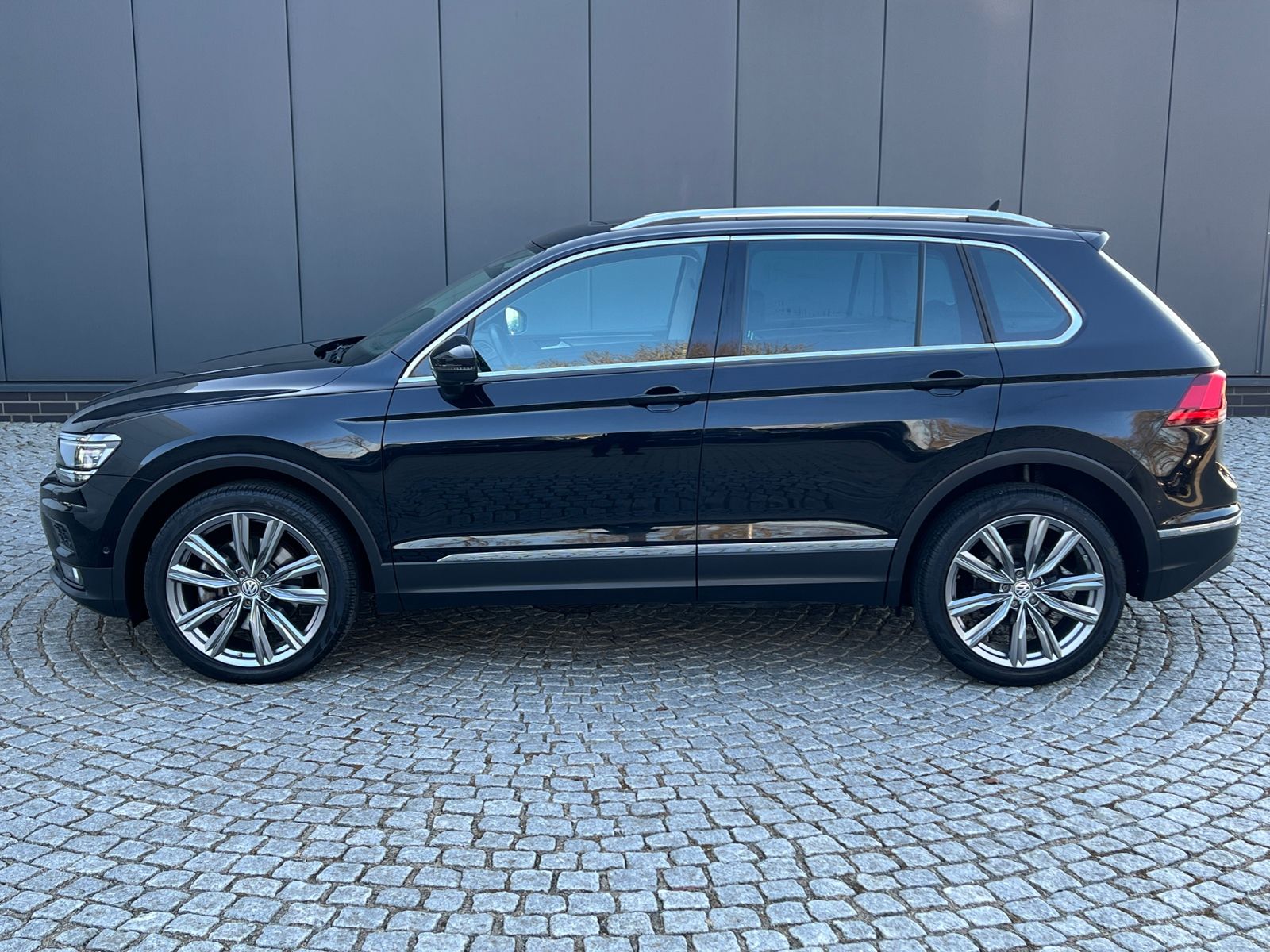 Fahrzeugabbildung Volkswagen Tiguan Highline 2.0 TSI DSG 4Motion *AHK, LED, A