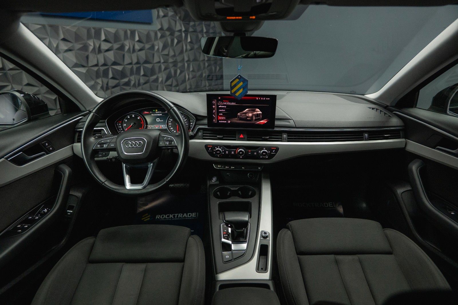 Fahrzeugabbildung Audi A4 Lim. 40 TFSI advanced Sport *DAB*LED*ACC*