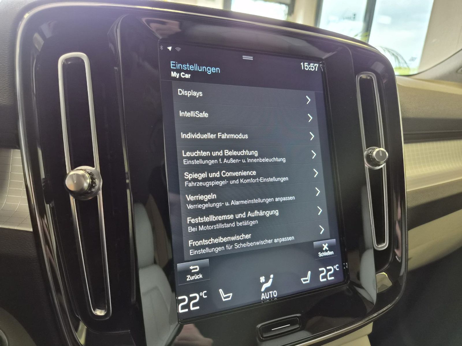 Fahrzeugabbildung Volvo XC 40Momentum AWD / H&K Sound / 1. Hand / S-HEFT