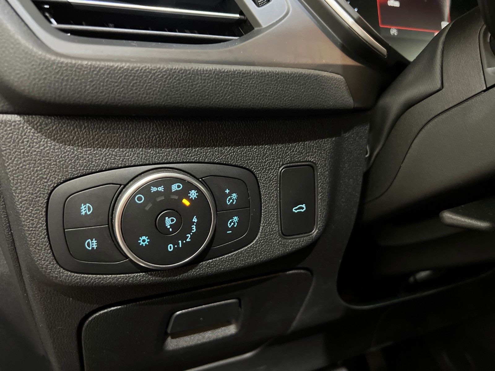 Fahrzeugabbildung Ford Focus Turnier  1,5 TDCI *E-HECKKLAP *SPUR*DAB*