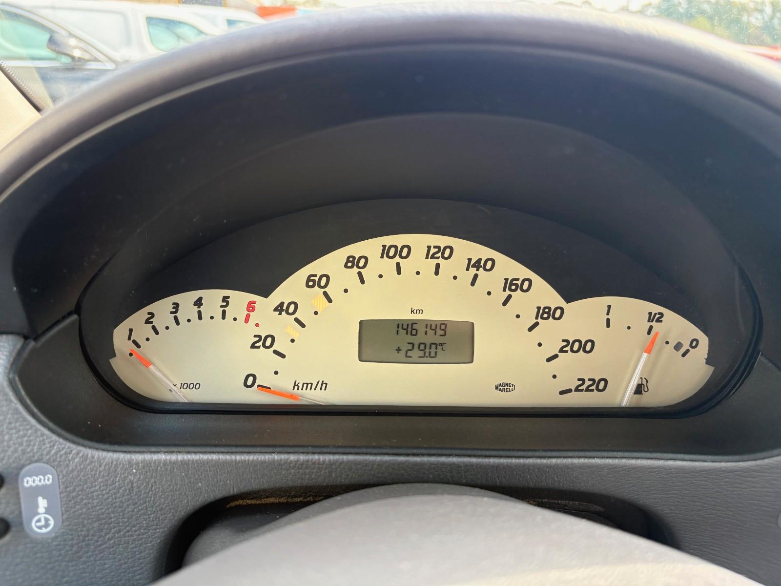 Mercedes-Benz A 190 AVANTGARDE Panorama Klima TÜV 09/2028 LMR