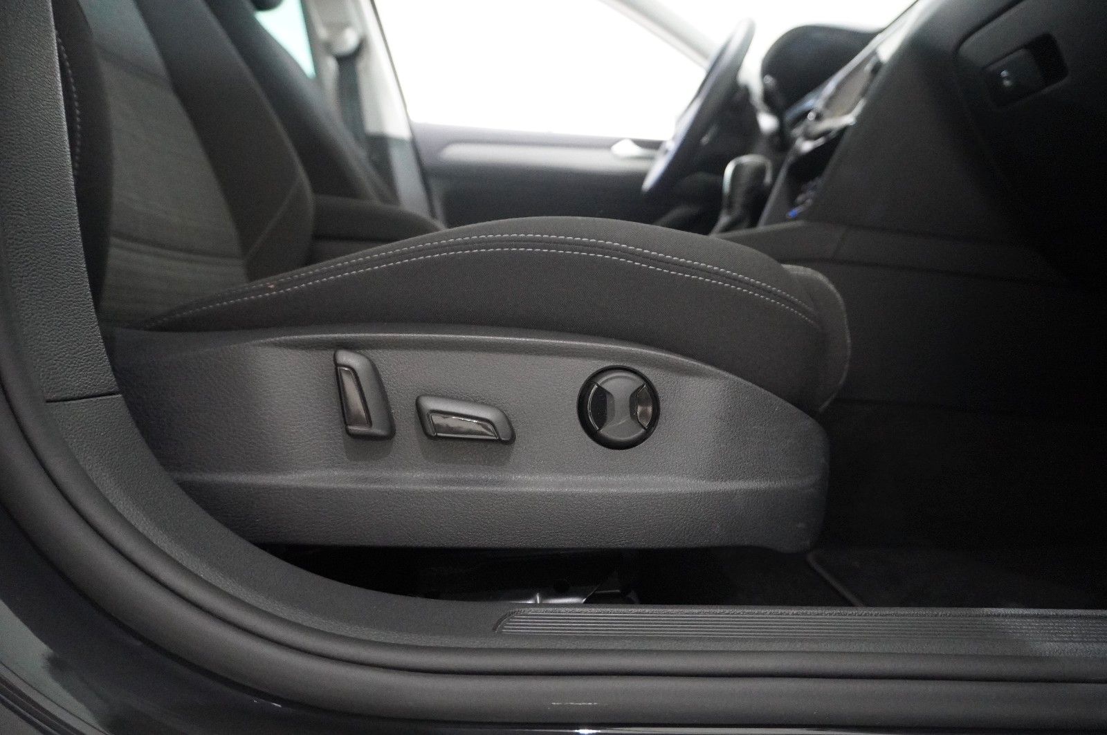 Fahrzeugabbildung Volkswagen Passat Var. 2.0D BUSINESS DSG NAVI/LED/KAMERA/SH