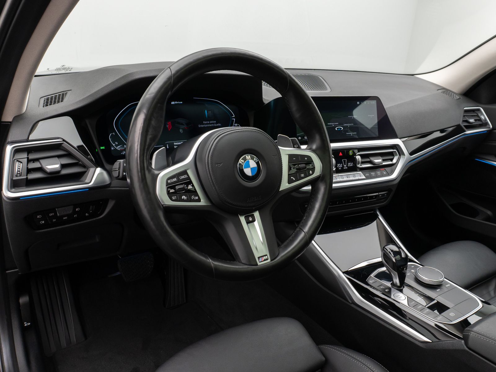 Fahrzeugabbildung BMW 330e xD Sport Line Panorama Laser Kamera HUD DAB