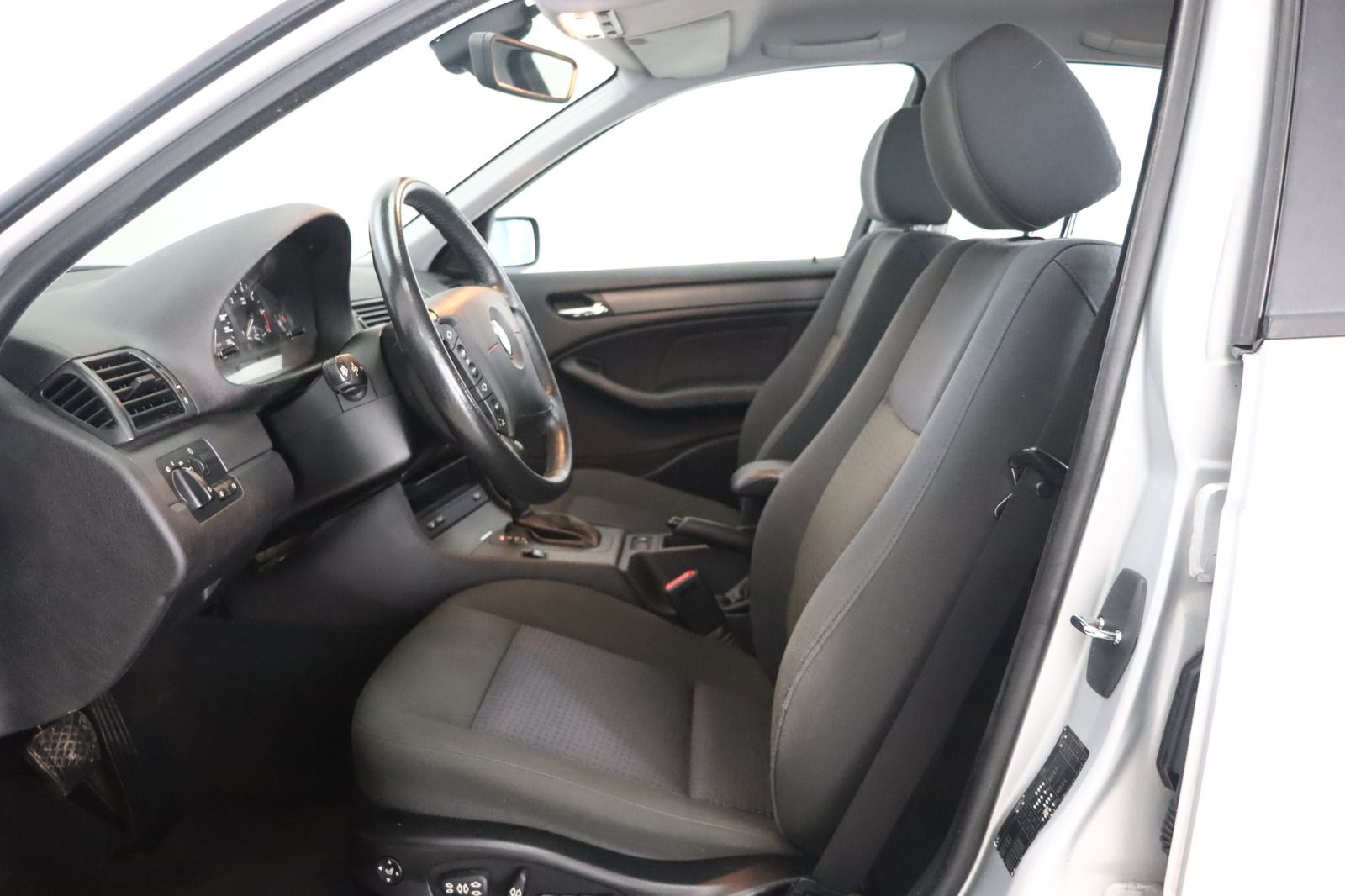 Fahrzeugabbildung BMW 318 i Automatik * SHZ * Xenon * HU/AU 03.27